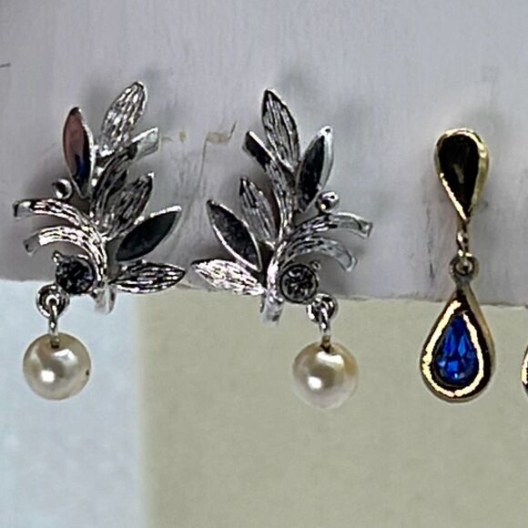 Two pair vintage Avon clip earrings. One silver and one gold colored - Picture 2 of 8